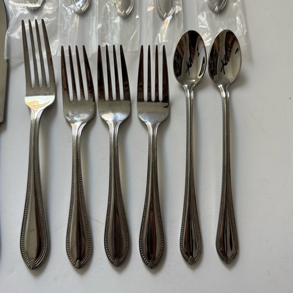 New Reed and Barton 20 Piece Elegant Stainless Flatware Set - Picture 5 of 8